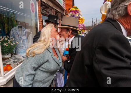 Tutti uomo dando il bacio tradizionale, tutti il giorno tradizionale Hocktide annuale Festival, Hungerford, Berkshire, Inghilterra Foto Stock