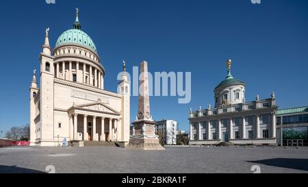 Potsdam, rekonstruierter Alter Markt, Altes Rathaus und Links die Nikolaikirche Foto Stock