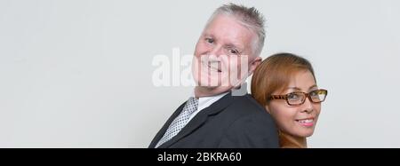 Felice matura coppia multietnica di lavoro insieme Foto Stock