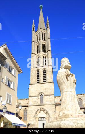 Francia, Haute Vienne, Limoges, Place Saint Michel, fontana di Aygulene e la sua statua di San Martial e sullo sfondo la chiesa di San Michel des Lions di stile gotico e costruita tra il XIV e XVI secolo Foto Stock