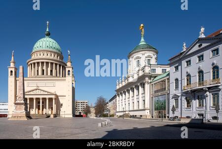 Potsdam, rekonstruierter Alter Markt, Altes Rathaus und Kombelsdorffhaus, links die Nikolaikirche Foto Stock