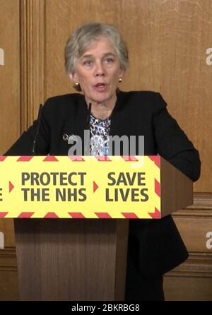 Screen grab del Vice Chief Scientific Officer Professor Dame Angela McLean durante un briefing mediatico a Downing Street, Londra, sul coronavirus (COVID-19). Foto Stock