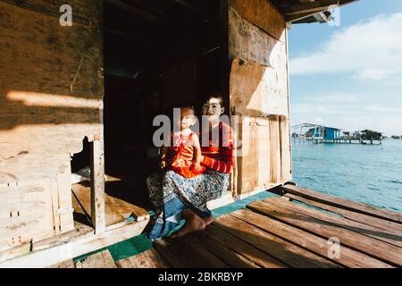 Semporna, Sabah, Malaysia - 26 aprile 2020 - Zingari di mare nella loro casa Foto Stock