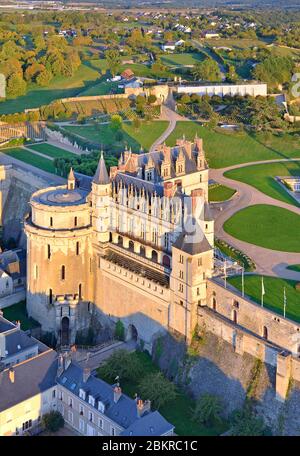 Francia, Indre et Loire, la Valle della Loira sono classificati come patrimonio mondiale dall' UNESCO, Amboise, il castello del XV secolo (vista aerea) Foto Stock