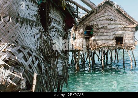 Semporna, Sabah, Malaysia - 26 aprile 2020 - Zingari di mare nella loro casa Foto Stock