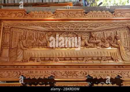 Scena dell'ultima cena scolpita in legno. Modello di cena scolpito su legno. Gesù condivideva con gli Apostoli a Gerusalemme prima della crocifissione del legno. Wo Foto Stock