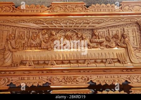 Scena dell'ultima cena scolpita in legno. Modello di cena scolpito su legno. Gesù condivideva con gli Apostoli a Gerusalemme prima della crocifissione del legno. Wo Foto Stock