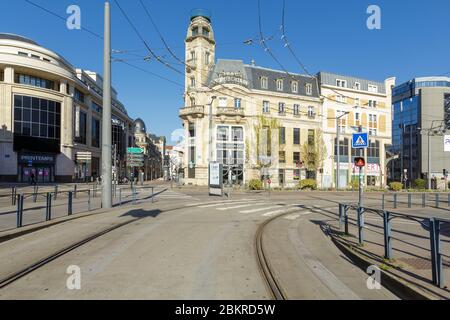 Francia, Meurthe et Moselle, Nancy, Covid 19 o Coronavirus Lockdown, Nancy Ville stazione ferroviaria zona, Foch Avenue e la facciata di ex sede del giornale l'Est Republicain da parte dell'architetto Louis le Bourgeois da Ecole de Nancy (scuola di Nancy) Foto Stock