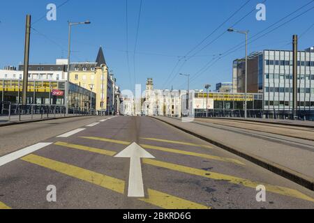 Francia, Meurthe et Moselle, Nancy, Covid 19 o Coronavirus Lockdown, Nancy Ville stazione ferroviaria zona, Foch Avenue e la facciata di ex sede del giornale l'Est Republicain da parte dell'architetto Louis le Bourgeois da Ecole de Nancy (scuola di Nancy) Foto Stock