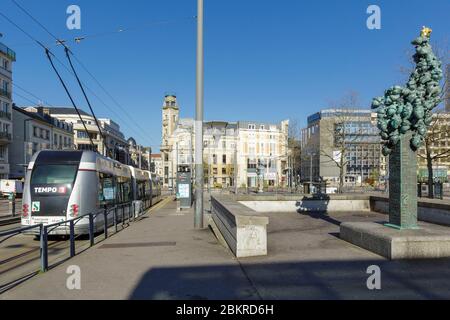 Francia, Meurthe et Moselle, Nancy, Covid 19 o Coronavirus Lockdown, Nancy Ville stazione ferroviaria zona, Foch Avenue e la facciata di ex sede del giornale l'Est Republicain da parte dell'architetto Louis le Bourgeois da Ecole de Nancy (scuola di Nancy) Foto Stock