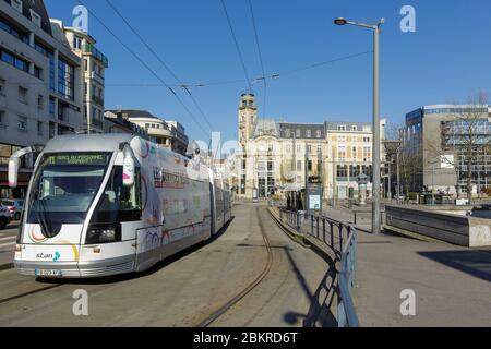 Francia, Meurthe et Moselle, Nancy, Covid 19 o Coronavirus Lockdown, Nancy Ville stazione ferroviaria zona, Foch Avenue e la facciata di ex sede del giornale l'Est Republicain da parte dell'architetto Louis le Bourgeois da Ecole de Nancy (scuola di Nancy) Foto Stock