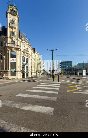 Francia, Meurthe et Moselle, Nancy, Covid 19 o Coronavirus, zona della stazione ferroviaria Nancy Ville, Viale Joffre e la facciata di ex sede del giornale l'Est Republicain da parte dell'architetto Louis le Bourgeois di Ecole de Nancy (scuola Nancy) e il Palais des Congres Jean Prouve sullo sfondo Foto Stock