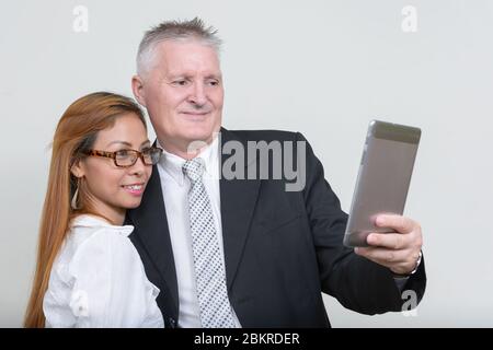 Felice matura coppia multietnica di lavoro insieme Foto Stock