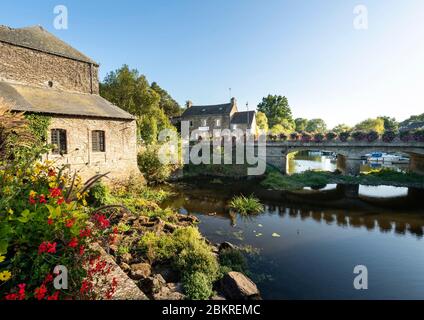Francia, Morbihan, la Gacilly, il villaggio vicino al fiume Aff Foto Stock