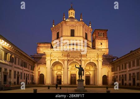Italia, Lombardia, Milano, quartiere Ticinese, Basilica di San Lorenzo maggiore di notte Foto Stock