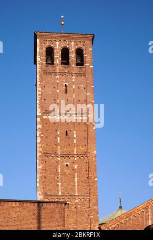 Italia, Lombardia, Milano, Basilica di Sant'Ambrogio, campanile Foto Stock