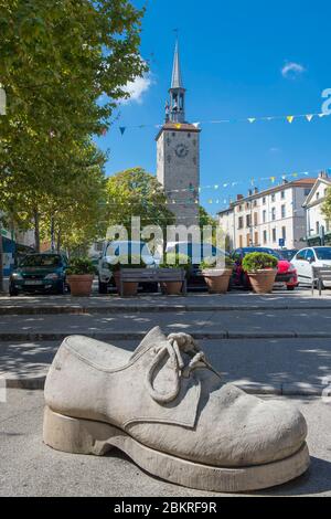 Francia, Drome, Romans sur Isere, una scarpa gigante Place Charles de Gaulle vicino alla torre Jacquemart Foto Stock