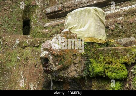 Gargoyle con acqua Santa nel complesso delle tombe reali della dinastia udayana. Antiche tombe reali al Tempio di Gunung Kawi. Complesso funerale centrato aro Foto Stock