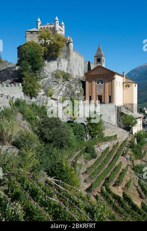 Italia, Valle d'Aosta, il castello e la Chiesa di San Pietro circondati da vigneti Foto Stock