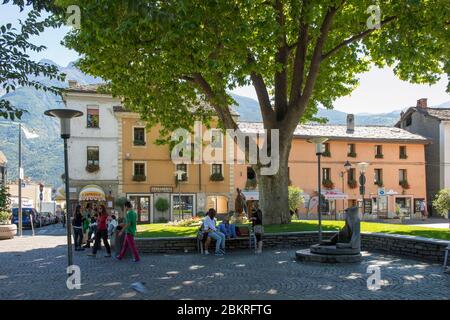 Italia, Valle d'Aosta, la piazza dell'arco trionfale di Augusto all'ingresso della città Foto Stock