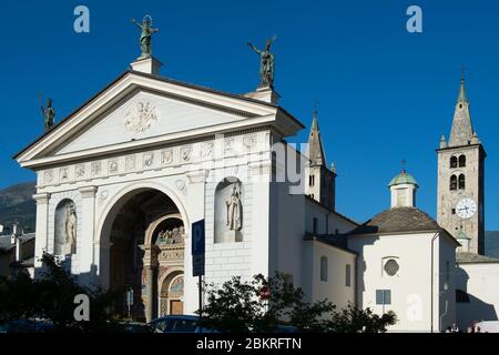 Italia, Valle d'Aosta, Aosta, ingresso principale e campanile della cattedrale di Notre Dame de l'Assomption Foto Stock