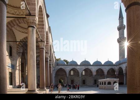 Turchia, Istanbul, Moschea Suleymaniye, cortile interno e sardivan Foto Stock