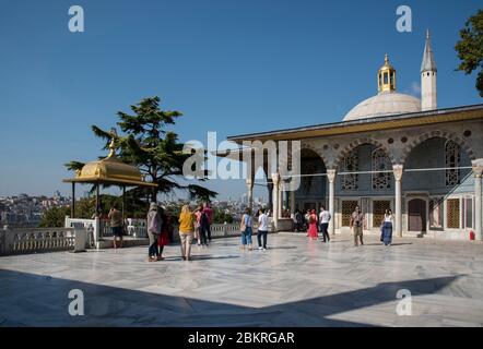 Turchia, Istanbul, nel quarto cortile del palazzo Topkapi, il chiosco baghdad e il tetto dorato del padiglione Iftar Foto Stock