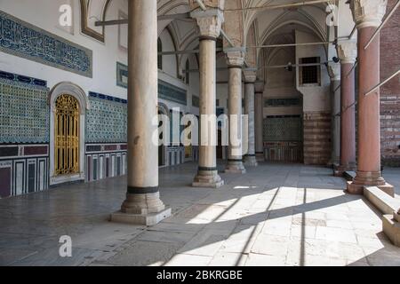 Turchia, Istanbul, Palazzo Topkapi, galleria coperta con vista sul chiosco di Baghdad Foto Stock