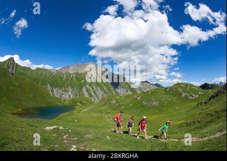 Francia, Savoia, Beaufortain, i cinque Laghi, escursionisti che salgono verso i cinque Laghi Foto Stock