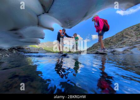 Francia, Savoia, Beaufortain, i cinque Laghi, escursionisti che salgono verso i cinque Laghi Foto Stock