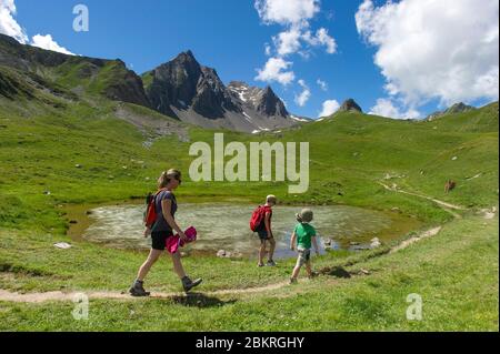 Francia, Savoia, Beaufortain, i cinque Laghi, escursionisti che salgono verso i cinque Laghi Foto Stock