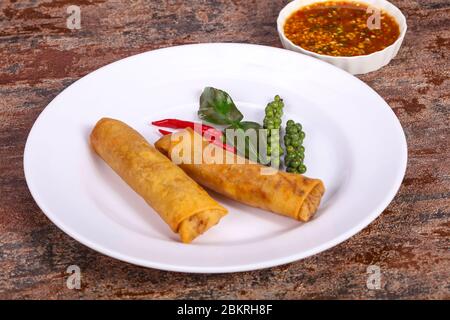 Fritte al rotolo di primavera con gamberi e cavolo Foto Stock