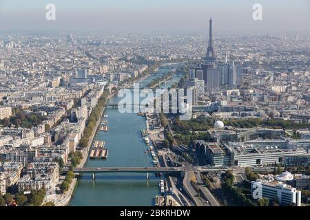 Francia, Parigi, 16 e 15 ° arrondissement e la Senna, la Torre Eiffel (vista aerea) Foto Stock