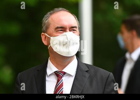 Monaco, Germania. 05 maggio 2020. Hubert AIWANGER (Freie Waehler, Ministro dell'Economia bavarese) con maschera, protezione bocca-naso, maschera viso. Al suo arrivo al Principe Carl Palais. Immagine singola, singolo motivo tagliato, verticale, verticale. Conferenza stampa del governo di Stato bavarese sul tema del coronavirus in Baviera il 05.05.2020 al Principe Carl Palais di Monaco. | utilizzo nel mondo credito: dpa/Alamy Live News Foto Stock