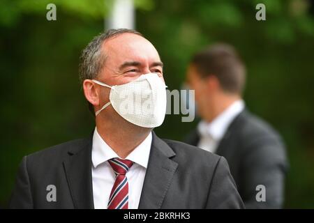 Monaco, Germania. 05 maggio 2020. Hubert AIWANGER (Freie Waehler, Ministro dell'Economia bavarese) con maschera, protezione bocca-naso, maschera viso. Al suo arrivo al Principe Carl Palais. Immagine singola, singolo motivo tagliato, verticale, verticale. Conferenza stampa del governo di Stato bavarese sul tema del coronavirus in Baviera il 05.05.2020 al Principe Carl Palais di Monaco. | utilizzo nel mondo credito: dpa/Alamy Live News Foto Stock