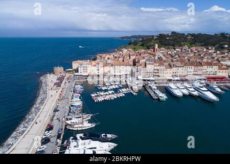 Francia, Var, villaggio e porto di Saint Tropez (vista aerea) Foto Stock