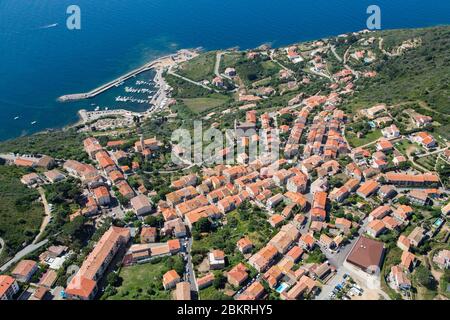 Francia. Corse du Sud, Golfo di Sagone, comune di Cargese, villaggio di Cargese e porto turistico (vista aerea) Foto Stock