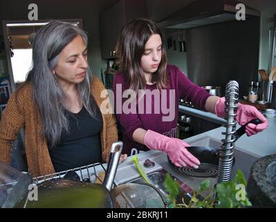 Tredici anni fa ragazza lavarsi a casa guardato da sua madre. Foto Stock