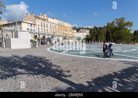 Francia, Var, Hyeres, Place Clemenceau, ririchiesta dall'architetto Rudy Ricciotti, casa d'ombra, rosone, fontana Foto Stock