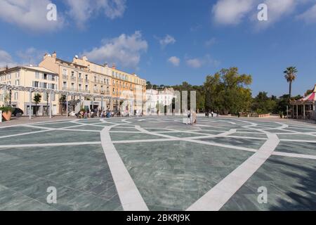 Francia, Var, Hyeres, Place Clemenceau, ririchiesta dall'architetto Rudy Ricciotti, casa d'ombra, rosone, fontana Foto Stock