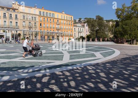 Francia, Var, Hyeres, Place Clemenceau, ririchiesta dall'architetto Rudy Ricciotti, casa d'ombra, rosone, fontana Foto Stock