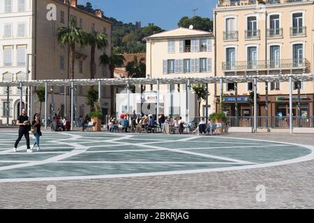 Francia, Var, Hyeres, Place Clemenceau, ririchiesta dall'architetto Rudy Ricciotti, casa d'ombra, rosone, fontana Foto Stock