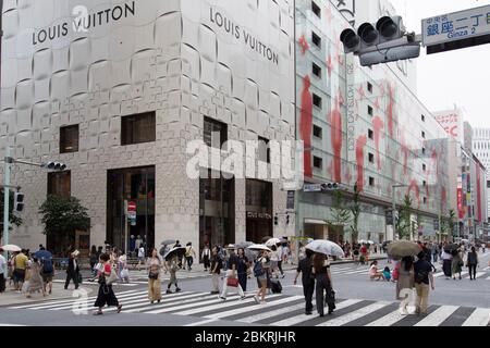 Giappone, Isola di Honshu, regione di Kanto, Tokyo, quartiere di Ginza, boutique di lusso, Louis Vuitton Foto Stock