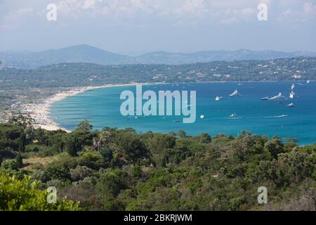 Francia, Var, Ramatuel, penisola di Saint Tropez, spiaggia di Pampelonne e i suoi yacht da Cap Camarat Foto Stock