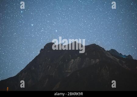 Malesia, 3 maggio 2020 - natura vista paesaggio della catena montuosa con stelle di notte. Monte Kinabalu Foto Stock