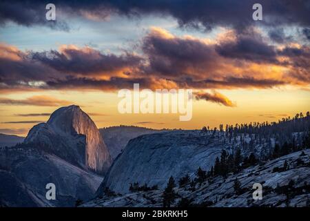 Stati Uniti, California, Yosemite National Park, patrimonio mondiale dell'UNESCO, ultima luce su Half Dome visto da Olmsted Point, Tioga Road Foto Stock