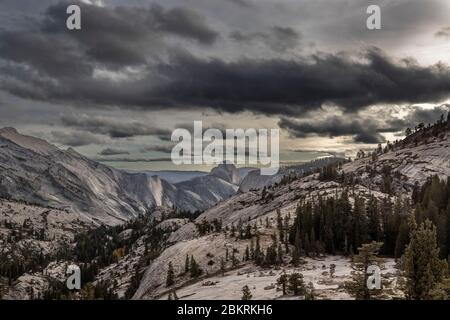 Stati Uniti, California, Yosemite National Park, patrimonio mondiale dell'UNESCO, ultima luce su Half Dome visto da Olmsted Point, Tioga Road Foto Stock