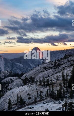 Stati Uniti, California, Yosemite National Park, patrimonio mondiale dell'UNESCO, ultima luce su Half Dome visto da Olmsted Point, Tioga Road Foto Stock