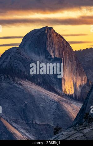 Stati Uniti, California, Yosemite National Park, patrimonio mondiale dell'UNESCO, ultima luce su Half Dome visto da Olmsted Point, Tioga Road Foto Stock