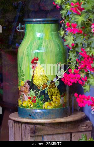 Francia, Morbihan, Rochefort en Terre, vaso di latte dipinto a mano raffigurante un gallo a Rochefort en Terre, il villaggio preferito dei francesi 2016 Foto Stock